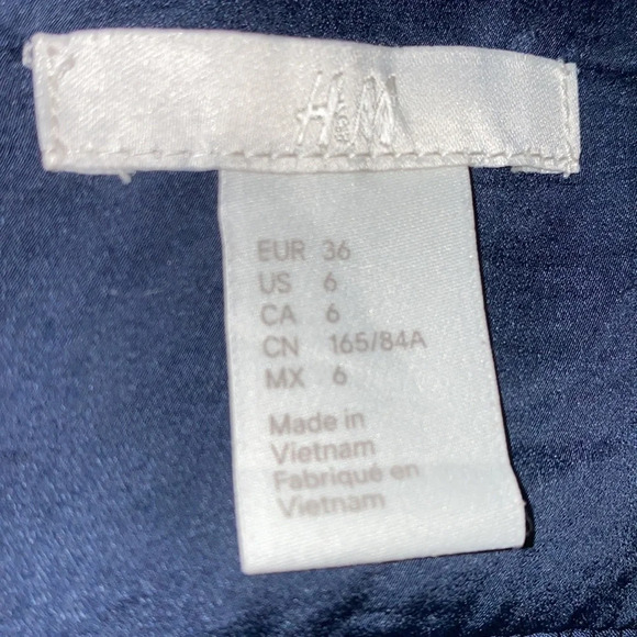 H&M Navy blue VNeck high low cuffed sleeve blouse - Picture 9 of 11